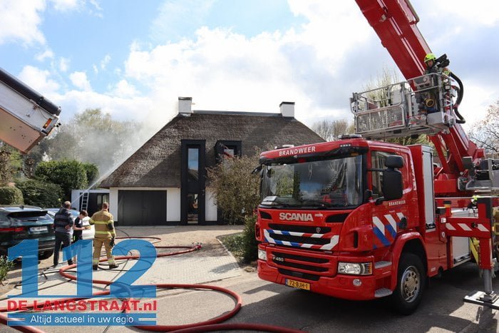 Schade groot na brand in rieten dak van villa in Drunen 10 Schade groot na brand in rieten dak van villa in Drunen 112 De Langstraat