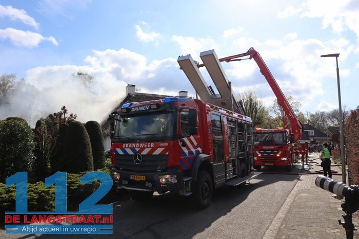 Schade groot na brand in rieten dak van villa in Drunen 12 Schade groot na brand in rieten dak van villa in Drunen 112 De Langstraat