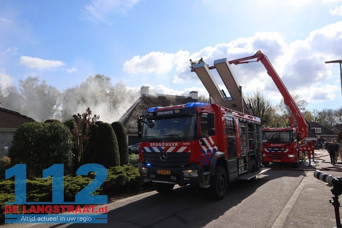 Schade groot na brand in rieten dak van villa in Drunen 13 Schade groot na brand in rieten dak van villa in Drunen 112 De Langstraat
