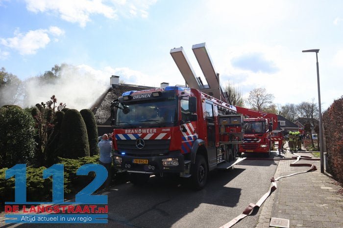 Schade groot na brand in rieten dak van villa in Drunen 15 Schade groot na brand in rieten dak van villa in Drunen 112 De Langstraat