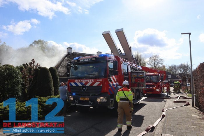 Schade groot na brand in rieten dak van villa in Drunen 16 Schade groot na brand in rieten dak van villa in Drunen 112 De Langstraat