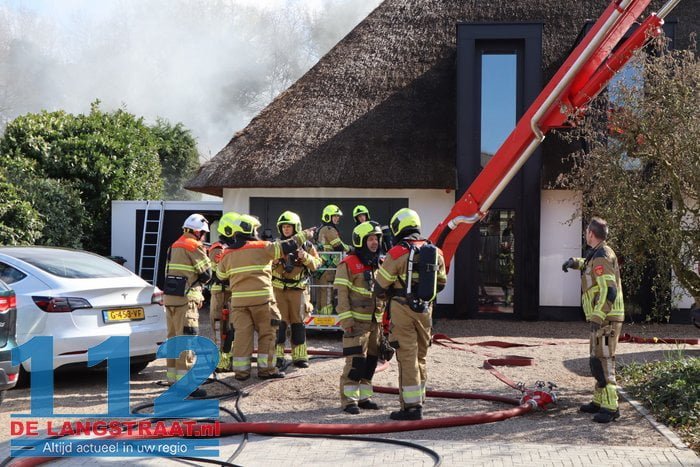 Schade groot na brand in rieten dak van villa in Drunen 17 Schade groot na brand in rieten dak van villa in Drunen 112 De Langstraat