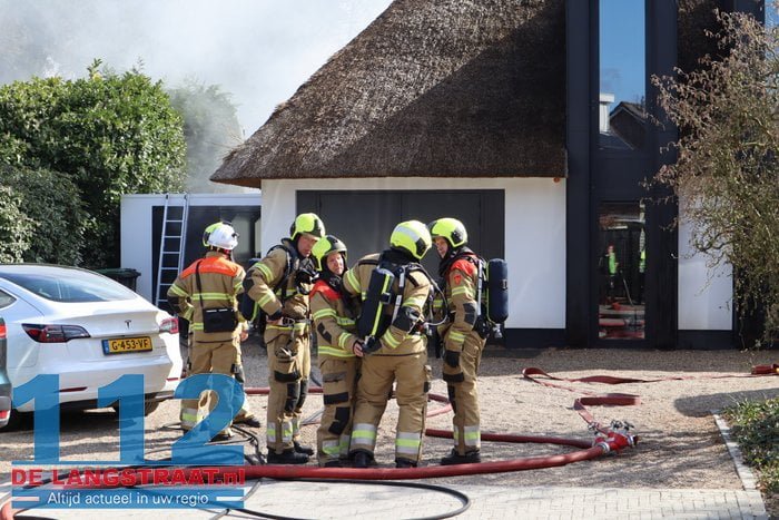 Schade groot na brand in rieten dak van villa in Drunen 19 Schade groot na brand in rieten dak van villa in Drunen 112 De Langstraat
