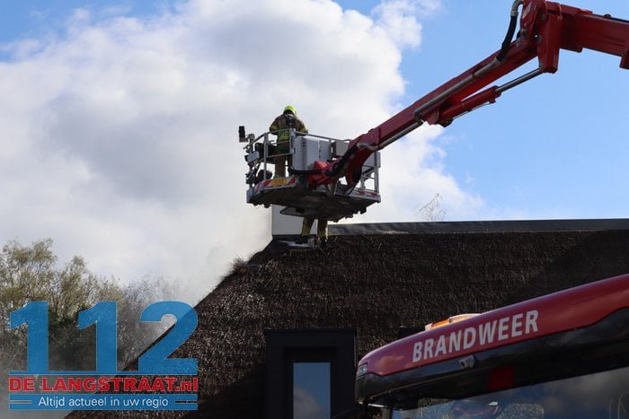 Schade groot na brand in rieten dak van villa in Drunen 20 Schade groot na brand in rieten dak van villa in Drunen 112 De Langstraat