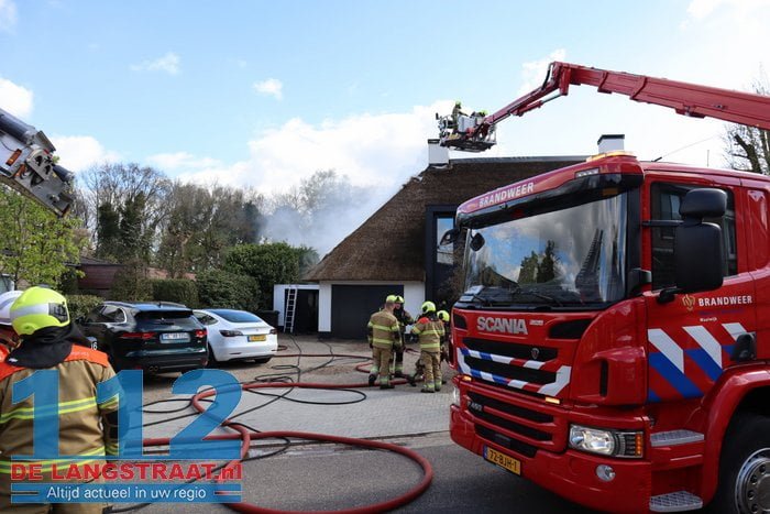 Schade groot na brand in rieten dak van villa in Drunen 21 Schade groot na brand in rieten dak van villa in Drunen 112 De Langstraat
