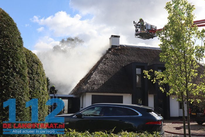 Schade groot na brand in rieten dak van villa in Drunen 28 Schade groot na brand in rieten dak van villa in Drunen 112 De Langstraat