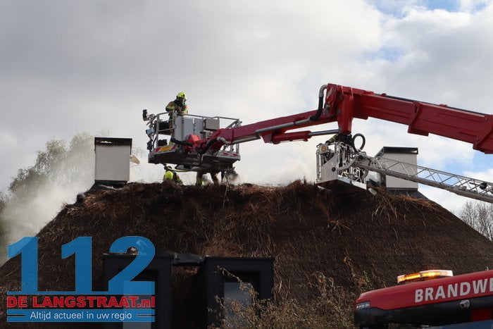Schade groot na brand in rieten dak van villa in Drunen 36 Schade groot na brand in rieten dak van villa in Drunen 112 De Langstraat