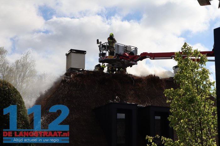 Schade groot na brand in rieten dak van villa in Drunen 40 Schade groot na brand in rieten dak van villa in Drunen 112 De Langstraat