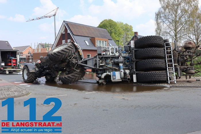 Ravage en stank door gekantelde tractor met giertank op rotonde in Dongen 1 Ravage en stank door gekantelde tractor met giertank op rotonde in Dongen 112 De Langstraat