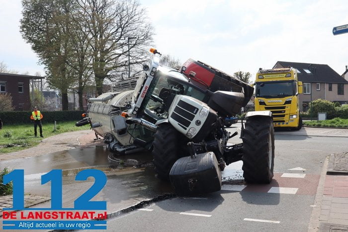 Ravage en stank door gekantelde tractor met giertank op rotonde in Dongen 2 Ravage en stank door gekantelde tractor met giertank op rotonde in Dongen 112 De Langstraat