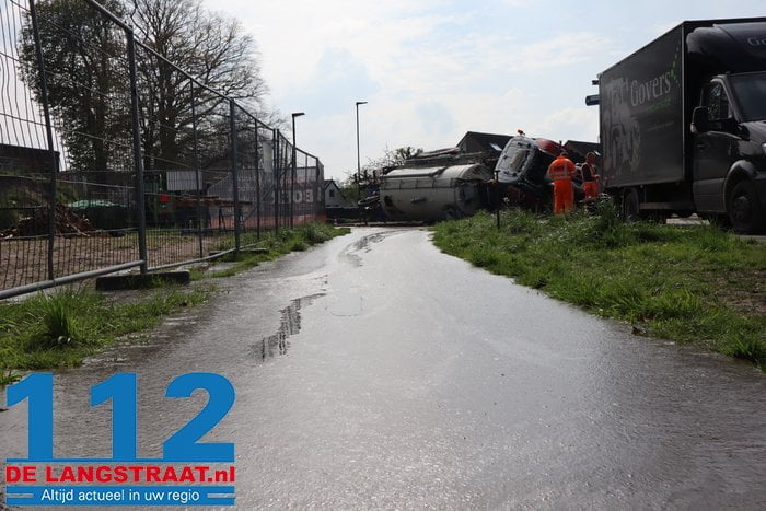 Ravage en stank door gekantelde tractor met giertank op rotonde in Dongen 3 Ravage en stank door gekantelde tractor met giertank op rotonde in Dongen 112 De Langstraat