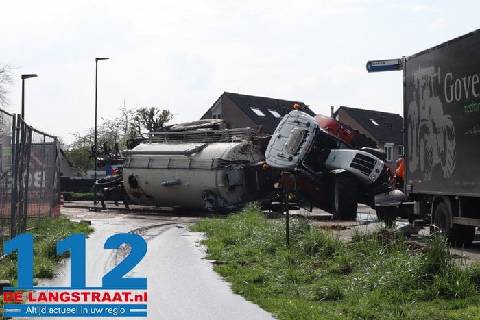 Ravage en stank door gekantelde tractor met giertank op rotonde in Dongen 4 Ravage en stank door gekantelde tractor met giertank op rotonde in Dongen 112 De Langstraat