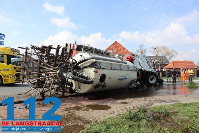 Ravage en stank door gekantelde tractor met giertank op rotonde in Dongen 5 Ravage en stank door gekantelde tractor met giertank op rotonde in Dongen 112 De Langstraat