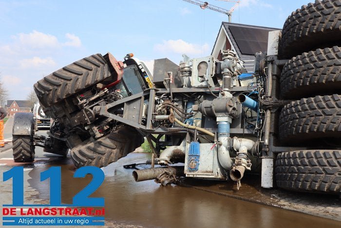 Ravage en stank door gekantelde tractor met giertank op rotonde in Dongen 7 Ravage en stank door gekantelde tractor met giertank op rotonde in Dongen 112 De Langstraat