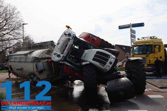 Ravage en stank door gekantelde tractor met giertank op rotonde in Dongen 12 Ravage en stank door gekantelde tractor met giertank op rotonde in Dongen 112 De Langstraat