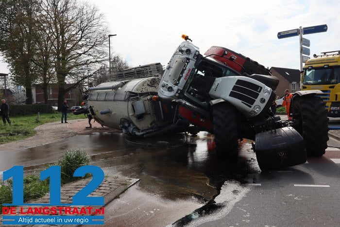 Ravage en stank door gekantelde tractor met giertank op rotonde in Dongen 13 Ravage en stank door gekantelde tractor met giertank op rotonde in Dongen 112 De Langstraat