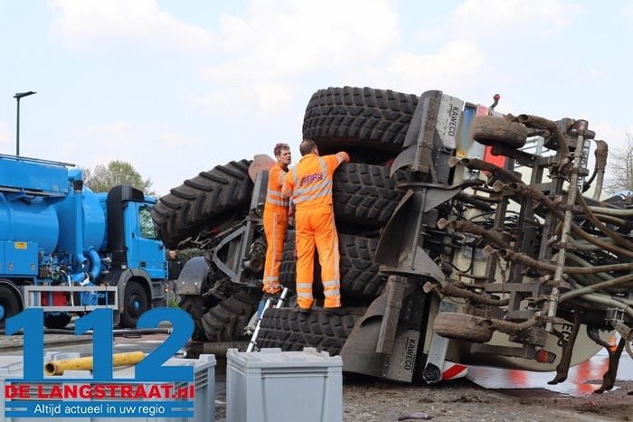 Ravage en stank door gekantelde tractor met giertank op rotonde in Dongen 17 Ravage en stank door gekantelde tractor met giertank op rotonde in Dongen 112 De Langstraat