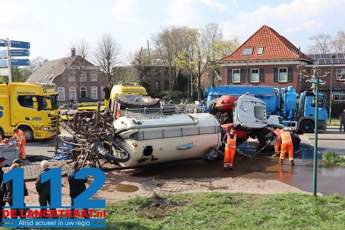 Ravage en stank door gekantelde tractor met giertank op rotonde in Dongen 19 Ravage en stank door gekantelde tractor met giertank op rotonde in Dongen 112 De Langstraat