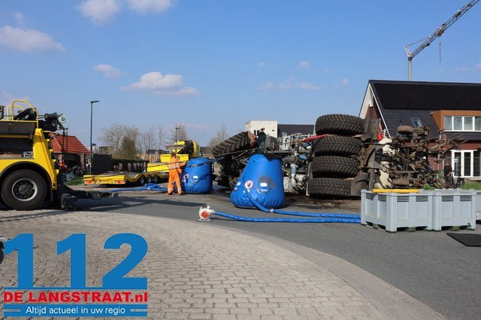 Ravage en stank door gekantelde tractor met giertank op rotonde in Dongen 22 Ravage en stank door gekantelde tractor met giertank op rotonde in Dongen 112 De Langstraat