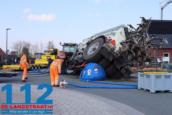 Ravage en stank door gekantelde tractor met giertank op rotonde in Dongen 23 Ravage en stank door gekantelde tractor met giertank op rotonde in Dongen 112 De Langstraat