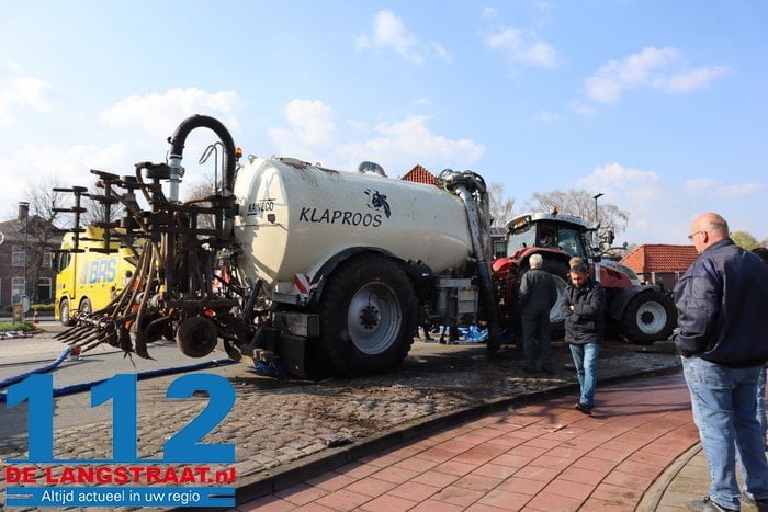 Ravage en stank door gekantelde tractor met giertank op rotonde in Dongen 24 Ravage en stank door gekantelde tractor met giertank op rotonde in Dongen 112 De Langstraat