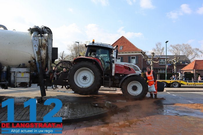 Ravage en stank door gekantelde tractor met giertank op rotonde in Dongen 25 Ravage en stank door gekantelde tractor met giertank op rotonde in Dongen 112 De Langstraat