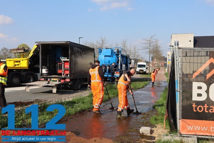 Ravage en stank door gekantelde tractor met giertank op rotonde in Dongen 26 Ravage en stank door gekantelde tractor met giertank op rotonde in Dongen 112 De Langstraat