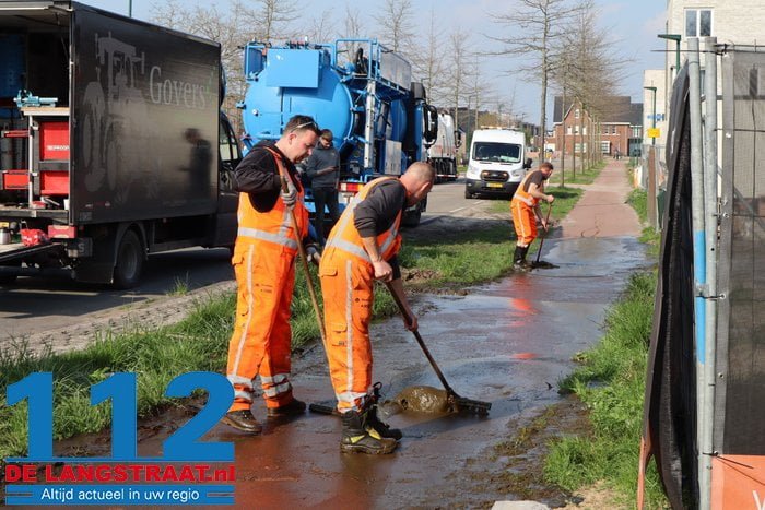 Ravage en stank door gekantelde tractor met giertank op rotonde in Dongen 27 Ravage en stank door gekantelde tractor met giertank op rotonde in Dongen 112 De Langstraat