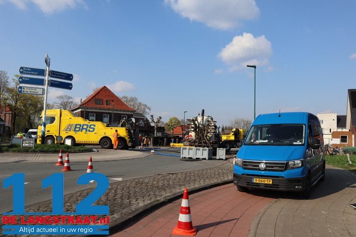 Ravage en stank door gekantelde tractor met giertank op rotonde in Dongen 28 Ravage en stank door gekantelde tractor met giertank op rotonde in Dongen 112 De Langstraat