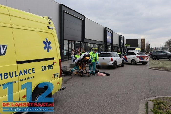Motorrijder komt in botsing met auto Professor van der Waalsweg Waalwijk 1 Motorrijder komt in botsing met auto Professor van der Waalsweg Waalwijk 112 De Langstraat