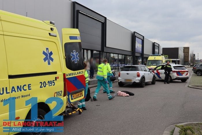 Motorrijder komt in botsing met auto Professor van der Waalsweg Waalwijk 2 Motorrijder komt in botsing met auto Professor van der Waalsweg Waalwijk 112 De Langstraat