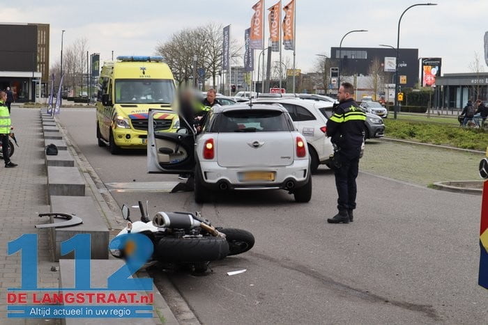 Motorrijder komt in botsing met auto Professor van der Waalsweg Waalwijk 3 Motorrijder komt in botsing met auto Professor van der Waalsweg Waalwijk 112 De Langstraat