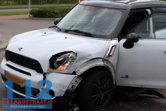 Motorrijder komt in botsing met auto Professor van der Waalsweg Waalwijk 4 Motorrijder komt in botsing met auto Professor van der Waalsweg Waalwijk 112 De Langstraat
