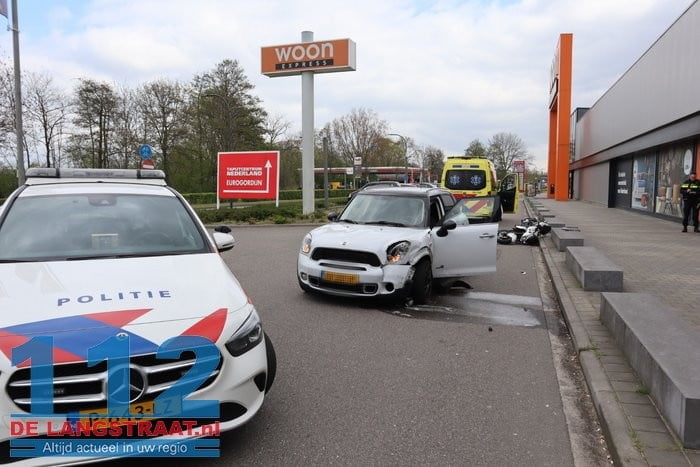 Motorrijder komt in botsing met auto Professor van der Waalsweg Waalwijk 5 Motorrijder komt in botsing met auto Professor van der Waalsweg Waalwijk 112 De Langstraat