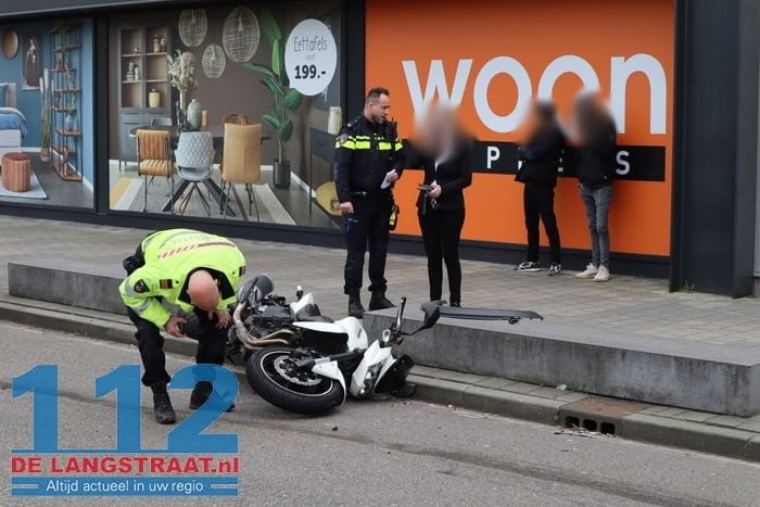 Motorrijder komt in botsing met auto Professor van der Waalsweg Waalwijk 6 Motorrijder komt in botsing met auto Professor van der Waalsweg Waalwijk 112 De Langstraat