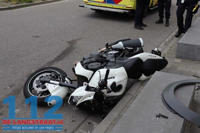 Motorrijder komt in botsing met auto Professor van der Waalsweg Waalwijk 9 Motorrijder komt in botsing met auto Professor van der Waalsweg Waalwijk 112 De Langstraat