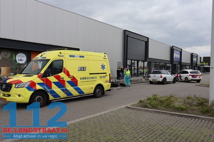 Motorrijder komt in botsing met auto Professor van der Waalsweg Waalwijk 10 Motorrijder komt in botsing met auto Professor van der Waalsweg Waalwijk 112 De Langstraat