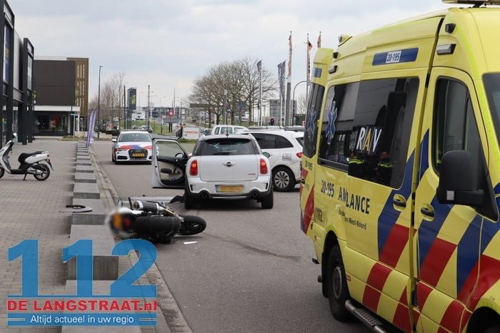 Motorrijder komt in botsing met auto Professor van der Waalsweg Waalwijk 11 Motorrijder komt in botsing met auto Professor van der Waalsweg Waalwijk 112 De Langstraat