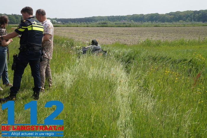 Auto belandt in de sloot in Vlijmen, inzittenden komen zelfstandig uit voertuig 1 Auto belandt in de sloot in Vlijmen, inzittenden komen zelfstandig uit voertuig 112 De Langstraat