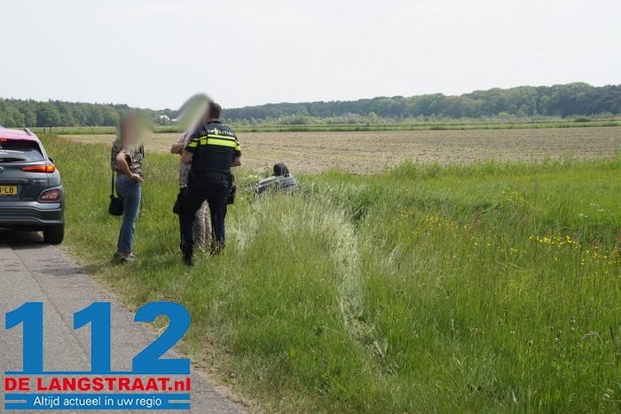 Auto Belandt In De Sloot In Vlijmen, Inzittenden Komen Zelfstandig Uit ...