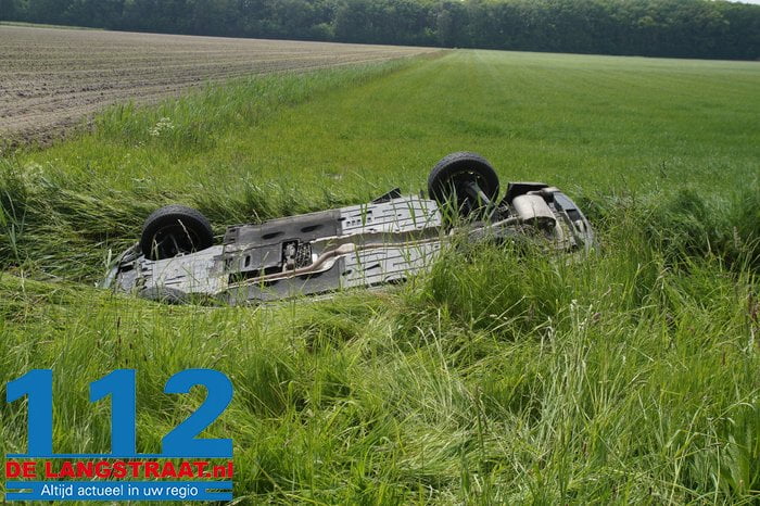 Auto belandt in de sloot in Vlijmen, inzittenden komen zelfstandig uit voertuig 3 Auto belandt in de sloot in Vlijmen, inzittenden komen zelfstandig uit voertuig 112 De Langstraat