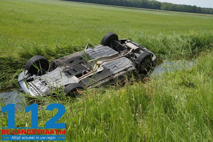 Auto belandt in de sloot in Vlijmen, inzittenden komen zelfstandig uit voertuig 4 Auto belandt in de sloot in Vlijmen, inzittenden komen zelfstandig uit voertuig 112 De Langstraat