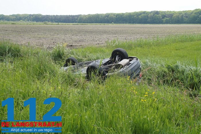 Auto belandt in de sloot in Vlijmen, inzittenden komen zelfstandig uit voertuig 6 Auto belandt in de sloot in Vlijmen, inzittenden komen zelfstandig uit voertuig 112 De Langstraat