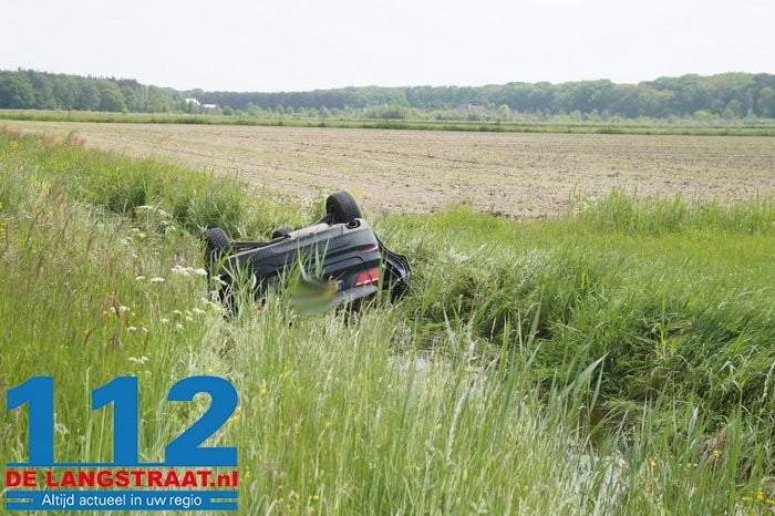 Auto belandt in de sloot in Vlijmen, inzittenden komen zelfstandig uit voertuig 8 Auto belandt in de sloot in Vlijmen, inzittenden komen zelfstandig uit voertuig 112 De Langstraat
