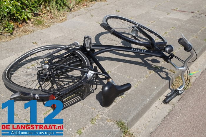 Fietser klapt op voorruit van auto op de Heistraat in Sprang-Capelle 1 Fietser klapt op voorruit van auto op de Heistraat in Sprang-Capelle 112 De Langstraat