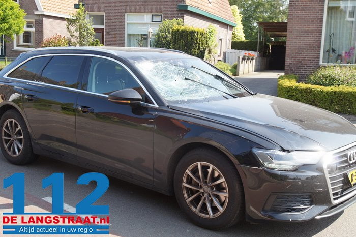 Fietser klapt op voorruit van auto op de Heistraat in Sprang-Capelle 3 Fietser klapt op voorruit van auto op de Heistraat in Sprang-Capelle 112 De Langstraat