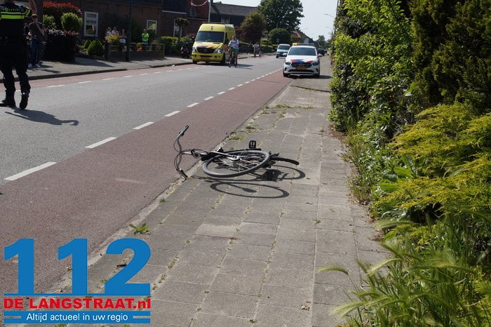 Fietser klapt op voorruit van auto op de Heistraat in Sprang-Capelle 4 Fietser klapt op voorruit van auto op de Heistraat in Sprang-Capelle 112 De Langstraat