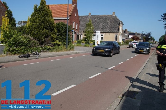 Fietser klapt op voorruit van auto op de Heistraat in Sprang-Capelle 5 Fietser klapt op voorruit van auto op de Heistraat in Sprang-Capelle 112 De Langstraat