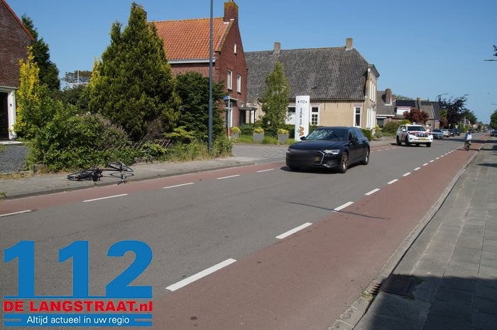 Fietser klapt op voorruit van auto op de Heistraat in Sprang-Capelle 6 Fietser klapt op voorruit van auto op de Heistraat in Sprang-Capelle 112 De Langstraat