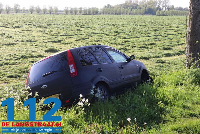 Man belandt met auto in droge sloot aan de Nieuwe Munnikensteeg Waalwijk 1 Man belandt met auto in droge sloot aan de Nieuwe Munnikensteeg Waalwijk 112 De Langstraat
